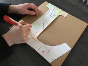 détourage de la lettre lumineuse sur du carton