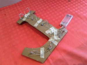 Le système d'éclairage est fixé au dos de la lettre.