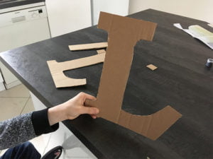 découpage de la lettre dans du carton
