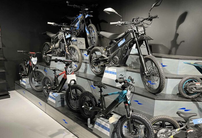 Unitrack moto électrique indoor photos